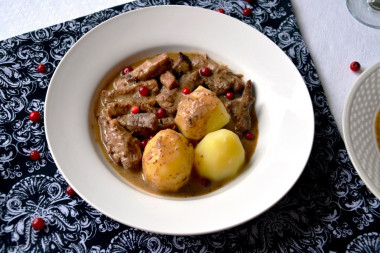Бефстроганов с брусникой