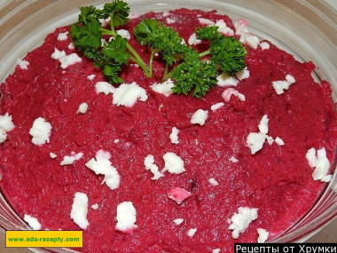 салат Дружба с плавленным сыром чесноком и свеклой