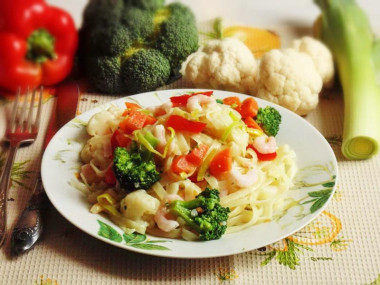 Яичная лапша с креветками