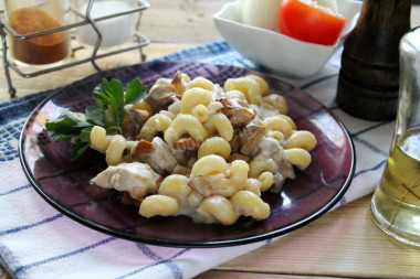 Рожки  курица с грибами в сливочном соусе
