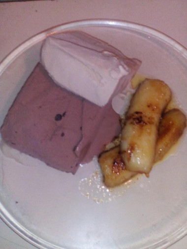 Жареные бананы с мороженым