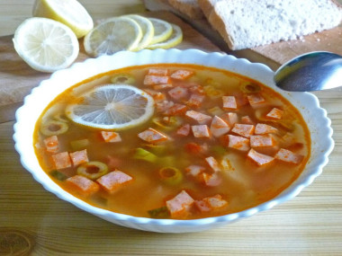 Простая солянка классическая с колбасой без мяса