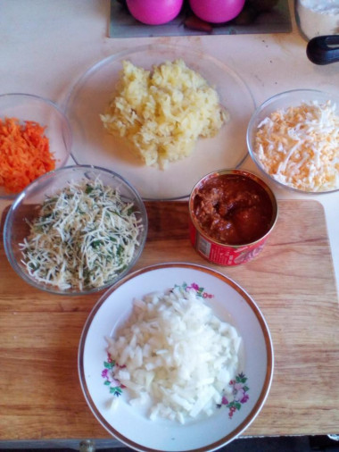 Рецепт - Салат а-ля Мимоза - Шаг 1 - Подготавливаем ингредиенты. Картошку и морковь отварить, остудить и натереть на крупной терке. Вареные яйца тоже натираем на терке. Лук шинкуем кубиками. Кильку разминаем вилкой. Сыр натираем на мелкой терке и смешиваем с мелко нарезанным укропом