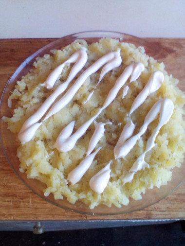 Рецепт - Салат а-ля Мимоза - Шаг 2 -  Картошку выкладываем на блюдо, чуть-чуть солим и перчим. Сверху добавляем немного майонеза. Далее добавляем морковь