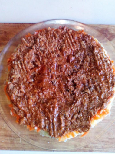 Рецепт - Салат а-ля Мимоза - Шаг 3 -  Следом выкладываем кильку в томате