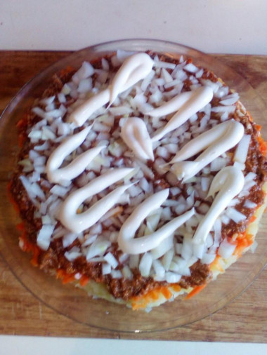 Рецепт - Салат а-ля Мимоза - Шаг 4 -  Сверху кладем лук и смазываем майонезом