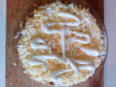 Рецепт - Салат а-ля Мимоза - Шаг 5 -  Следом кладем яйца и тоже смазываем майонезом