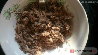 Рецепт - Овощной салат с тунцом - Шаг 2 -  Тунец выложить из банки в тарелку и измельчить его вилкой