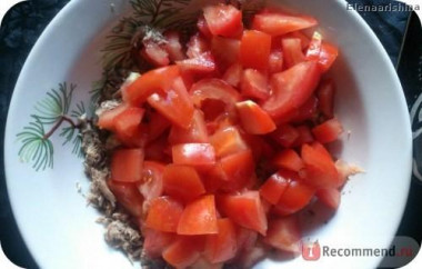 Рецепт - Овощной салат с тунцом - Шаг 3 -  Порезать помидоры и добавить их к тунцу