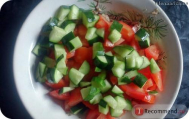 Рецепт - Овощной салат с тунцом - Шаг 4 -  Порезать огурцы и добавить их в салатницу