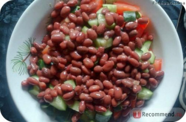 Рецепт - Овощной салат с тунцом - Шаг 5 -  Вылить жидкость из банки с фасолью. Выложить фасоль к помидорам, огурцам и тунцу.