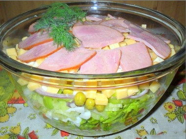 Легкий салат с беконом и майонезом слоями