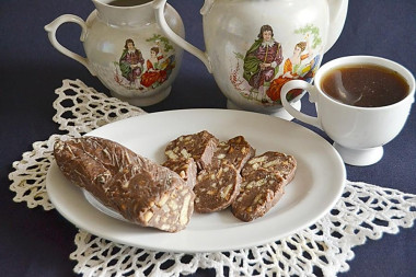 Сладкая колбаска из печенья и какао