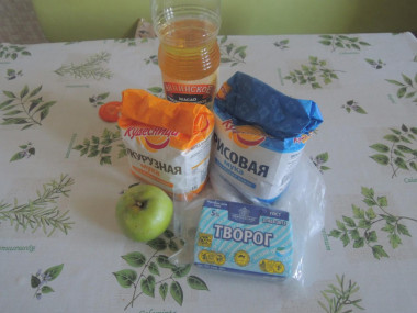 Рецепт - Сырники без пшеничной муки и яиц - Шаг 1 - Берем ингредиенты, яблочко добавляем по желанию, можно еще морковку натереть прямо в тесто. Смешиваем все в одной миске