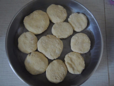 Рецепт - Сырники без пшеничной муки и яиц - Шаг 2 -  Из получившегося теста формируем котлетки, обваливаем каждую в муке, помещаем на смазанную растит. маслом сковородку или противень. ставим в разогретую до 180 градусов духовку минут на 30-40, до румяной верхушки