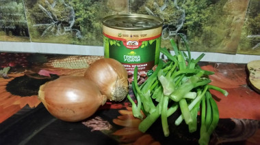 Рецепт - Салат простой с фасолью и яйцами - Шаг 3 -  Все остальное чистим, шинкуем и помещаем в тару для салата.