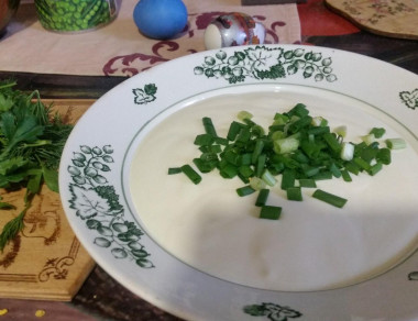 Рецепт - Салат Слойка с копченой колбасой - Шаг 2 -  Соус:1.Майонез (сметана)2 ЗеленьВсе перемешать.