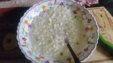 Рецепт - Салат Слойка с копченой колбасой - Шаг 3 -  Лук вымочить в уксусе.Мелко шинкуем лук.Смешать уксус, воду и сахар. Дать постоять 40-60 мин.