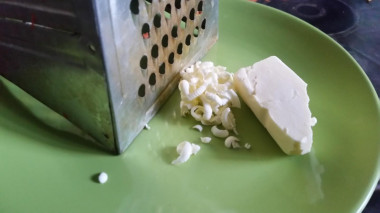 Рецепт - Салат Слойка с копченой колбасой - Шаг 4 -  Сливочное масло положить в морозилку на некоторое время, так что бы его было удобно тереть.