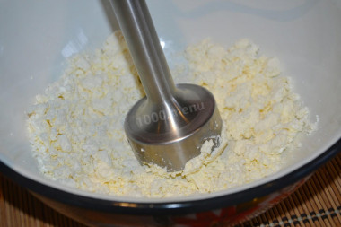 Рецепт - Творожная запеканка на пару - Шаг 2 -  Творог перетереть через сито или можно воспользоваться погружным блендером.