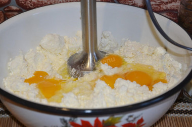 Рецепт - Творожная запеканка на пару - Шаг 3 -  Затем добавляем соль по вкусу, вбиваем яйца в творог и снова все перетираем погружным блендером. Если хотите, на этом этапе можно воспользоваться ложкой.