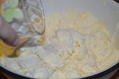 Рецепт - Творожная запеканка на пару - Шаг 4 -  Ванильный сахар (по вкусу) перемешиваем с обычным сахаром, добавляем в творожную массу и хорошо перемешать.