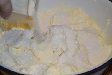 Рецепт - Творожная запеканка на пару - Шаг 5 -  Добавляем манку, хорошо перемешиваем ложкой. Пусть масса вся постоит минут 10, чтобы разбухла манка.