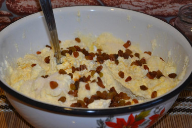 Рецепт - Творожная запеканка на пару - Шаг 6 -  Изюм (если не любите, не добавляйте) промыть хорошо. Я его предварительно не запариваю, потому что при готовке на пару он прекрасно разбухнет сам)))Промытый изюмчик добавляем в творожную массу и перемешиваем.