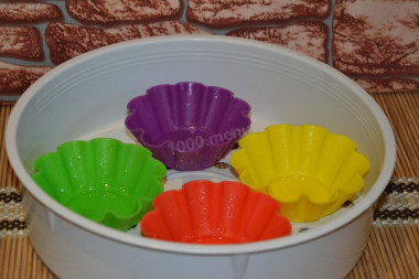 Рецепт - Творожная запеканка на пару - Шаг 7 -  Формочки выбирайте любые (какие есть у вас). У меня это порционные силиконовые. Если у вас есть одна большая, время готовки нужно будет увеличить вдвое. Эти формочки я буквально капельку смазываю растительным маслом без запаха, если не хотите - не смазывайте.