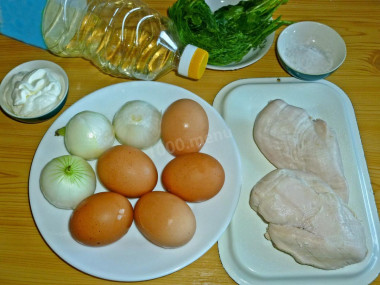 Рецепт - Нежность салат классический от Елены - Шаг 1 - Готовится классический салат Нежность всего из трех ингредиентов – куриного филе, яиц и репчатого лука, для аромата можно использовать свежую зелень на свой вкус, а заправить салат майонезом. Куриное филе заблаговременно отвариваем в подсоленной воде и охлаждаем в холодильнике, так оно лучше нарезается.