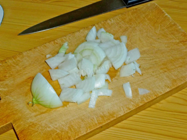 Рецепт - Нежность салат классический от Елены - Шаг 2 -  Репчатый лук нарезаем небольшими кубиками.