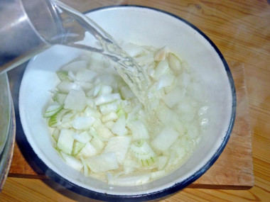 Рецепт - Нежность салат классический от Елены - Шаг 3 -  Складываем нарезанный лук в емкость и заливаем кипятком. Оставляем лук запариваться на 15 минут.