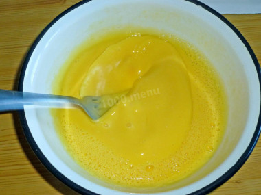 Рецепт - Нежность салат классический от Елены - Шаг 4 -  Тем временем взбиваем яйца, столовую ложку майонеза и щепотку соли до получения омлетной массы.