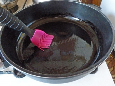 Рецепт - Нежность салат классический от Елены - Шаг 5 -  Сковороду смазываем растительным маслом и разогреваем.