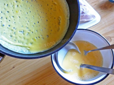 Рецепт - Нежность салат классический от Елены - Шаг 6 -  Омлетную массу наливаем на хорошо разогретую сковороду половником, как при жарке тонких блинов.