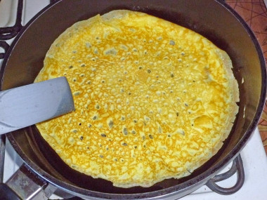 Рецепт - Нежность салат классический от Елены - Шаг 7 -  Жарим омлеты на среднем огне по полминуты с каждой стороны.