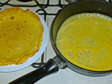 Рецепт - Нежность салат классический от Елены - Шаг 8 -  Готовые омлеты перекладываем со сковородки на плоское блюдо, как блины. Из пяти яиц получается шесть тонких омлетов.