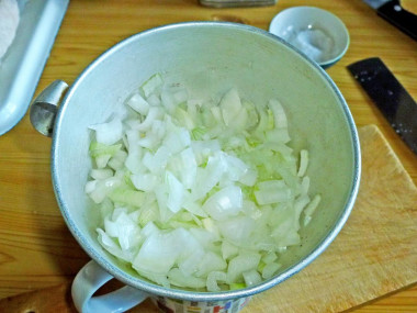 Рецепт - Нежность салат классический от Елены - Шаг 9 -  Когда пожарили омлеты, откидываем запаренный лук на сито и даем стечь воде.