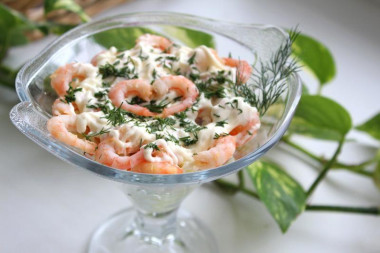 Салат Невеста с яблоком креветками и огурцами