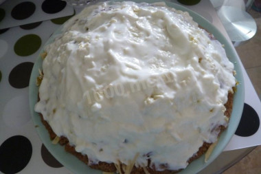 Рецепт - Салат Нежнее нежного с мясом и сыром - Шаг 5 -  Смазываем майонезом.