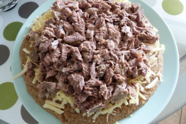 Рецепт - Салат Нежнее нежного с мясом и сыром - Шаг 4 -  Добавляем вареное мясо, сол.огурцы, яйцо