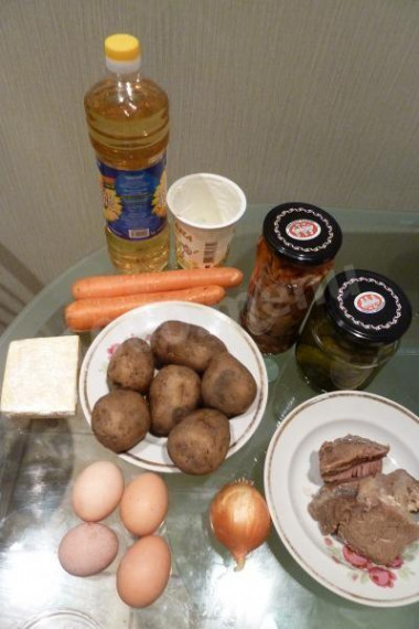 Рецепт - Салат Нежнее нежного с мясом и сыром - Шаг 1 - измельчаем грибы, выкладываем на тарелку