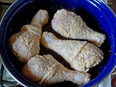 Рецепт - Куриные ножки в сметане с луком в духовке - Шаг 4 -  Запанированные голени кладем на горячую сковородку и обжариваем со всех сторон до зарумянивания на среднем огне в открытой сковородке. Это займет около 15 минут.