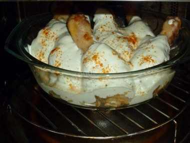 Рецепт - Куриные ножки в сметане с луком в духовке - Шаг 9 -  Ставим форму с куриными голенями в разогретую до 200 градусов духовку и запекаем в течение 40 минут.