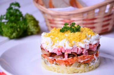 Салат Охотничий с солеными огурцами и копченой колбасой