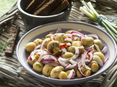 Шампиньоны с луком маринованные