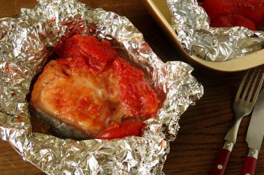 Зубатка с шампиньонами и помидорами в фольге в духовке