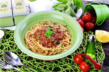 Паста болоньезе с мясным фаршем, пармезаном и красным вином