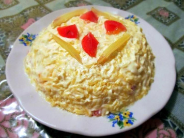 Салат с болгарским перцем ветчиной, помидорами и сыром