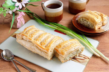 Кулебяка из слоеного теста  с рисом и яйцом